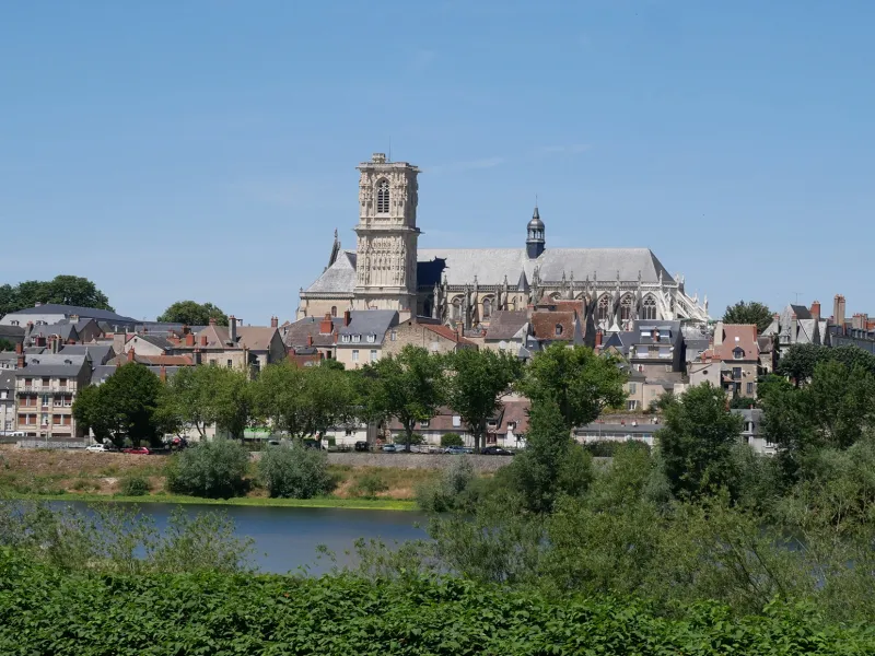 Vue Nevers et sa cathédrale