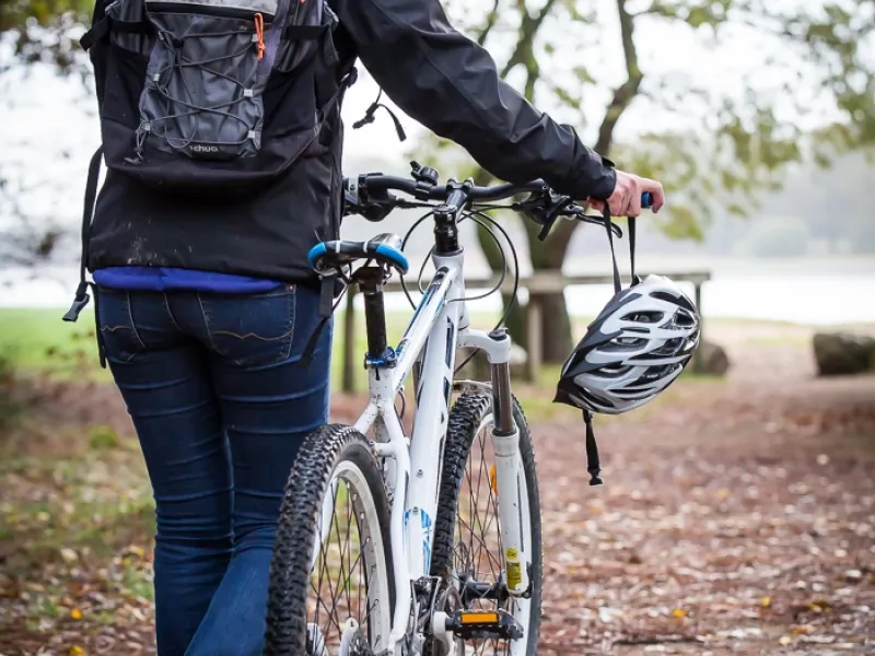 Lac de Voireau, vélo à la main