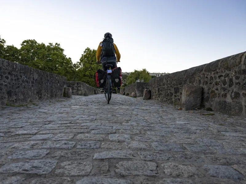 À vélo sur le pont St-Etienne à Limoges