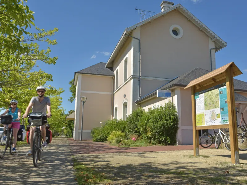 Ancienne gare sur la voie verte du Lude - Vallée du loir à vélo