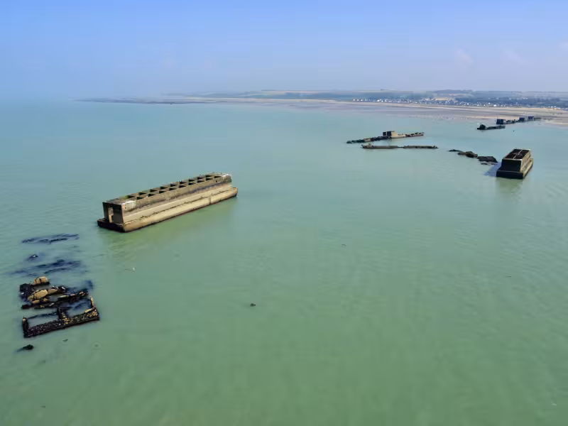 Pontons aériens du Débarquement à Arromanches
