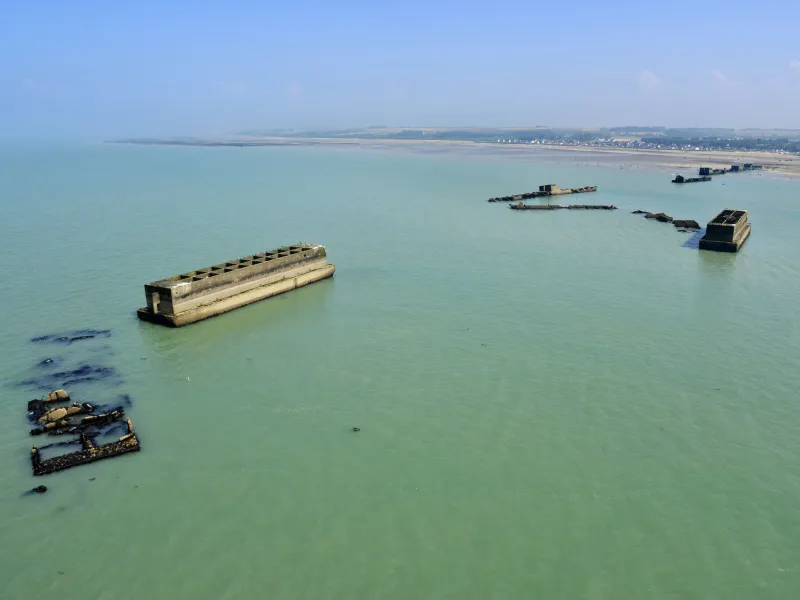 Pontons aériens du Débarquement à Arromanches