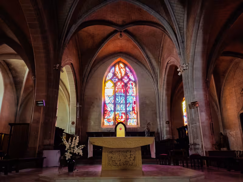 Autel et vitrail de l'église de Verteuil