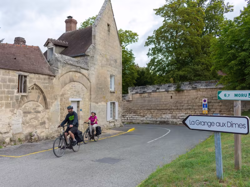 Arrivée à vélo à l'abbaye royale du Moncel