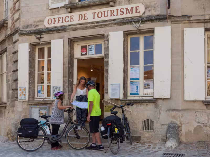 Cyclistes devant l'office de tourisme de Senlis