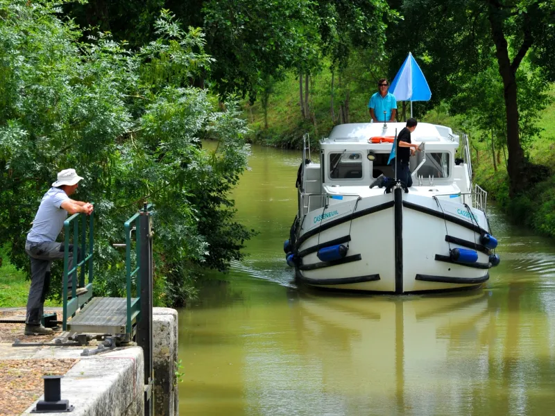 Bateau à l'écluse de Graziac