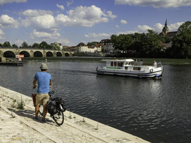 Bateau et vélo sur le port de Gray-sur-Saône