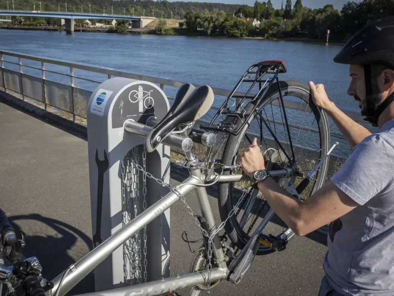 Borne de réparation vélo et station de gonflage à Elbeuf