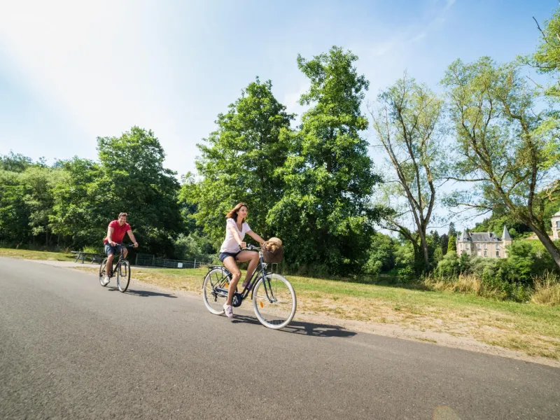 Couple à vélo sur la boucle de Moselle