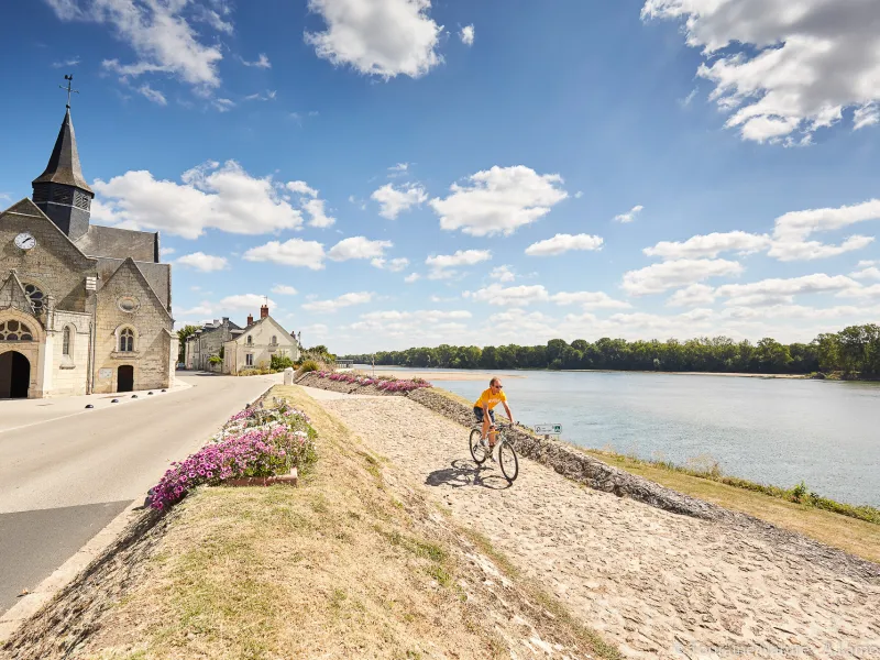 Cycliste à La Chapelle sur Loire en Touraine