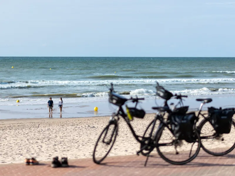 Piste cyclable au pied des plages à Bray-Dunes