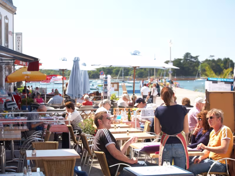 Pause café à la cale de l'île Tudy