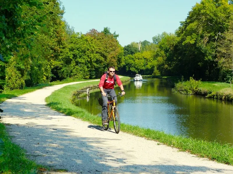 Cycliste sur le canal du Loing