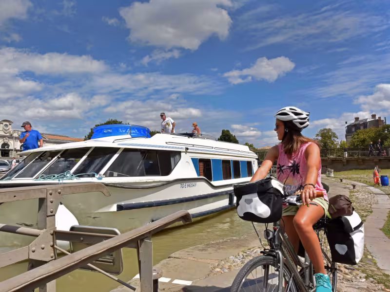 Bateau sur le canal du Midi à Carcassonne