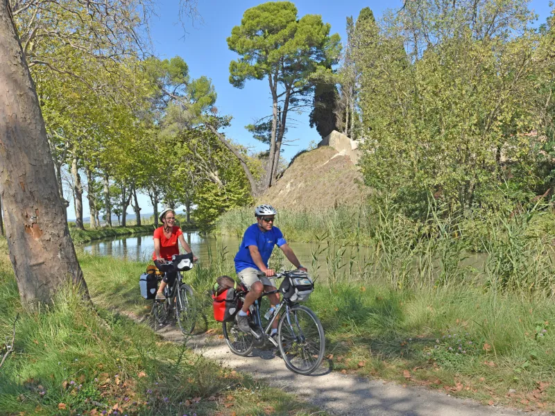 Cyclists on the Canal du Midi greenway by bike to Poilhes