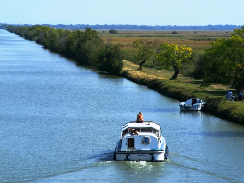 Boat on the Rhône canal in Sète towards Gallician