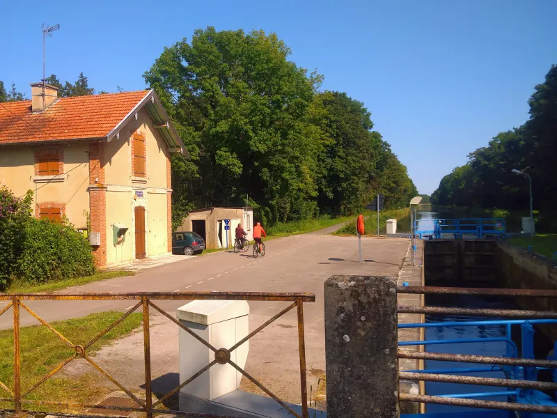 Écluse sur le canal entre Champagne et Bourgogne