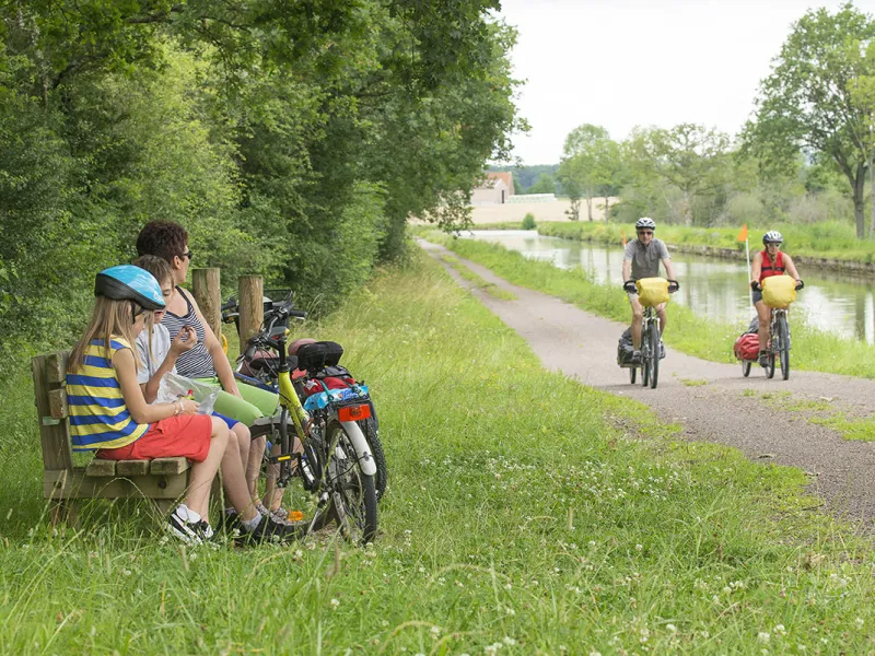 Cyclistes sur le canal de Bourgogne vers Montbard