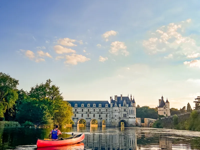 Canoe au pied du château de Chenonceau