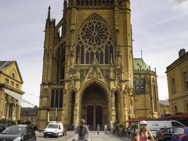 Cyclistes devant la cathédrale de Metz