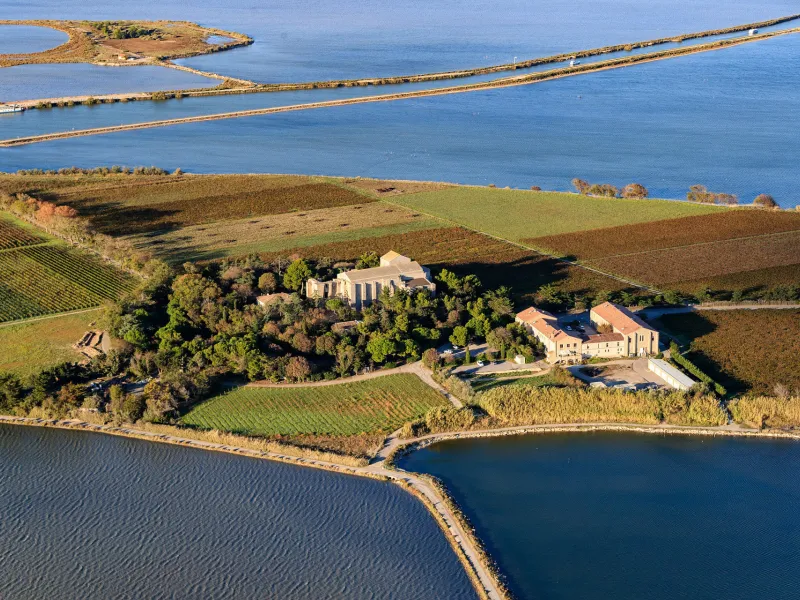 La cathédrale St-Pierre de Maguelone posée sur une île