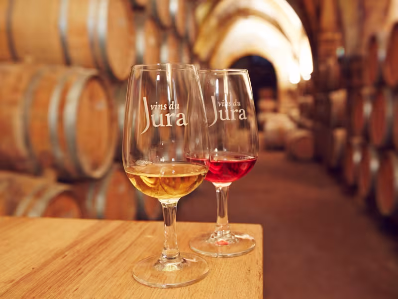 Déclinaison de Vins du Jura dans une cave