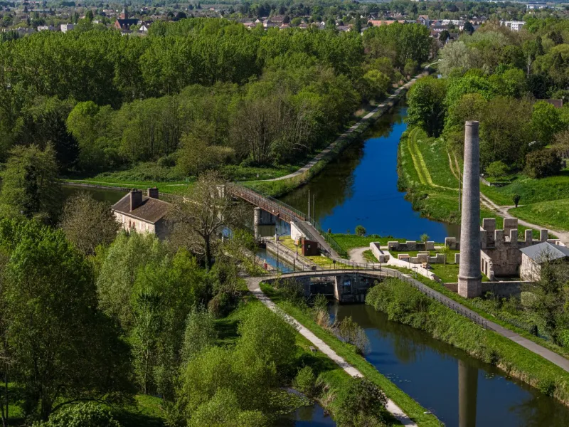 Carrefour entre le canal d'Orléans, le canal de Briare et le canal de Loing vue du ciel