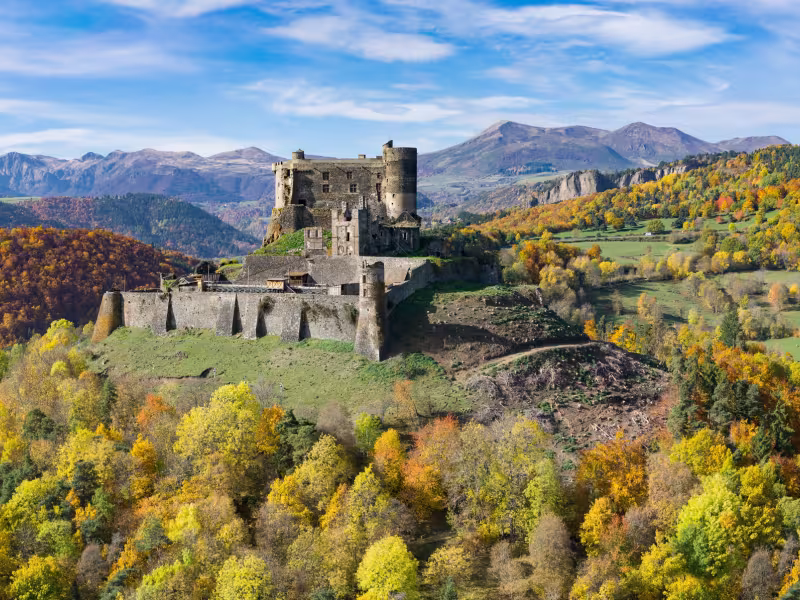 Le château de Murol et le massif du Sancy