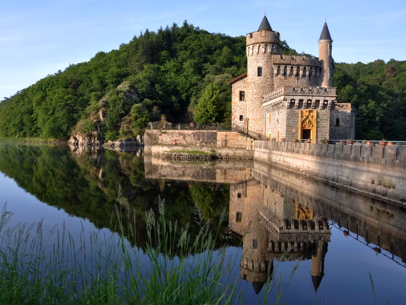 Le Château de La Roche situé sur une boucle de la Loire à Saint-Priest-la-Roche