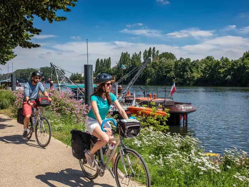 Chemin de halage et péniches à Conflans Sainte-Honorine