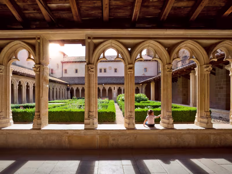Le cloître de l'abbaye bénédictine de Charlieu