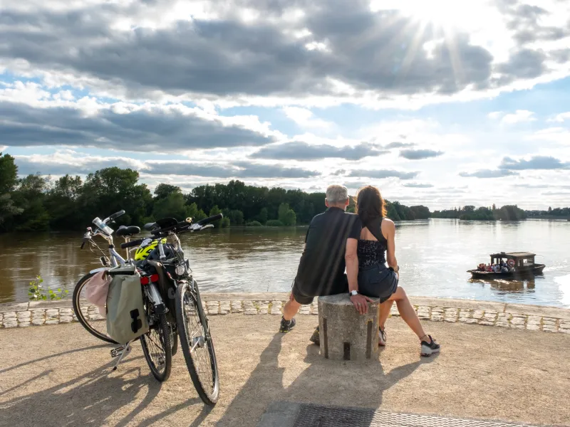Cyclotouristes face à la Loire au bord du canal d'Orléans avec leurs vélos