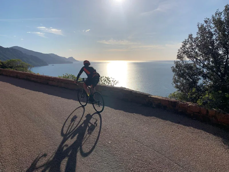Cycliste sur la GT20 près de Porto