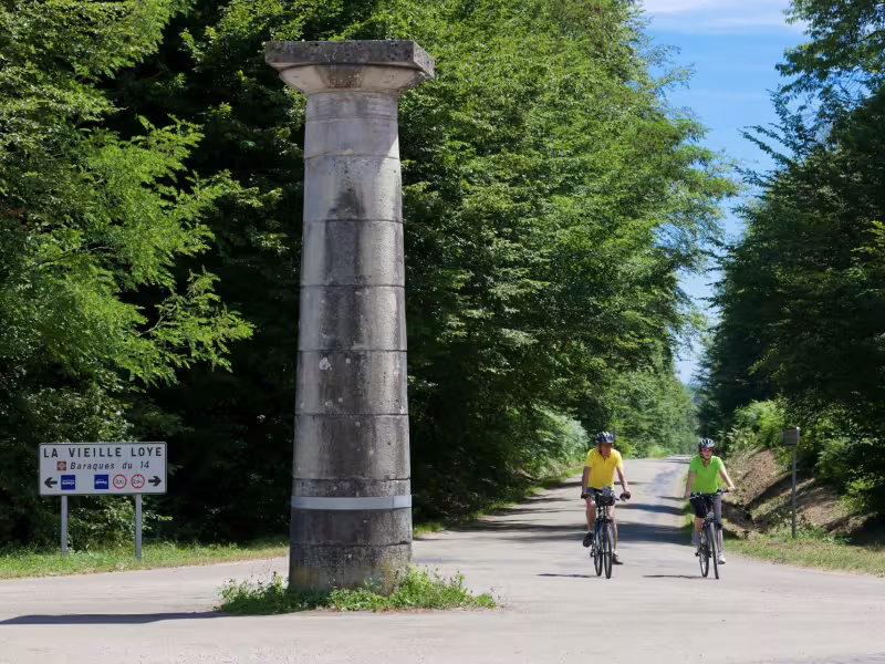 Colonnes-Guidon et couple à vélo en forêt de Chaux