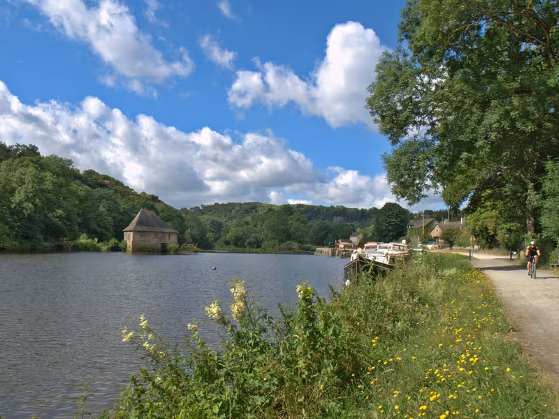 Vue sur le moulin du Boël et sur le Pont-Réan