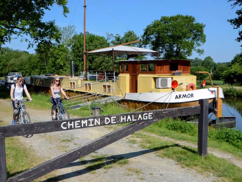 Balade à vélo sur le long des voies vertes, la Péniche-gîte ARMOR à Chevaigné