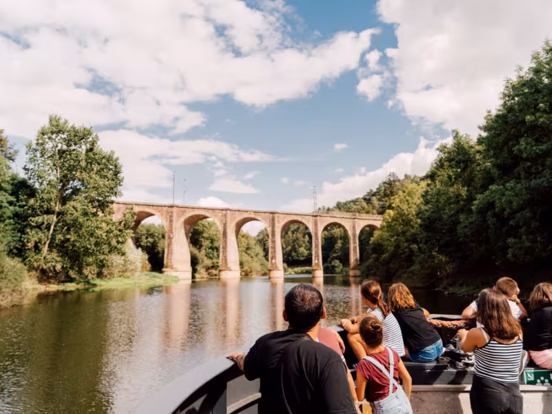 Balade en toue sur la vallée de la Vilaine, pont ferroviaire au dessus de la rivière