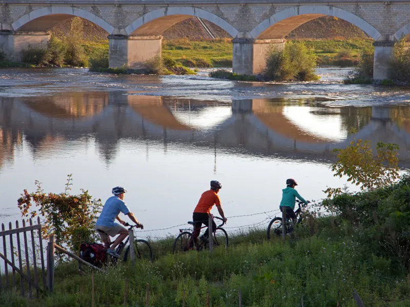 Cyclistes en bord de Loire - Amboise