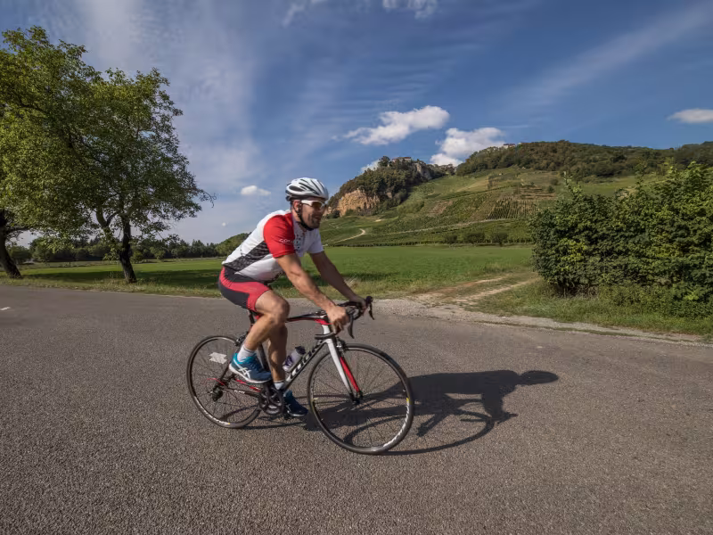 Cycliste devant Château-Chalon