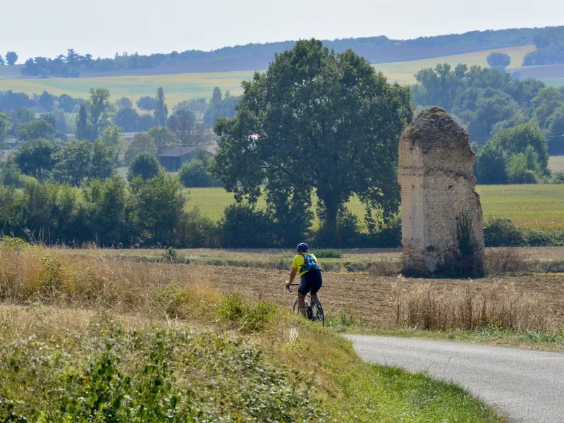 Pile gallo-romaine et cycliste dans la Vallée de la Baïse à vélo