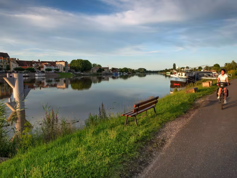 Cycliste pédalant sur l'EuroVelo 6 à St-Jean-de-Losne