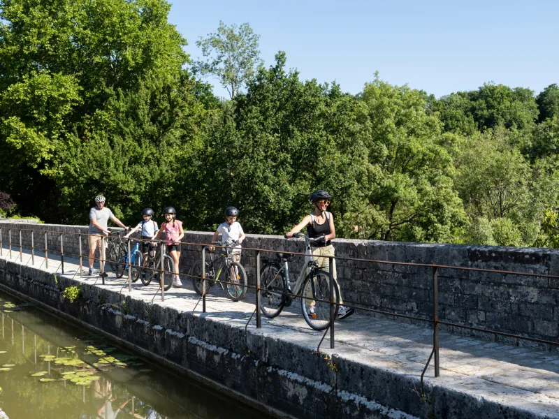 Cyclistes à pied à Chatillon-sur-Cher