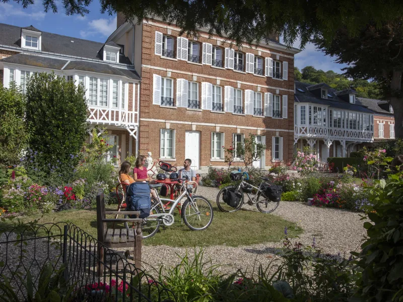 Cyclistes devant le musée Victor Hugo à Villequier