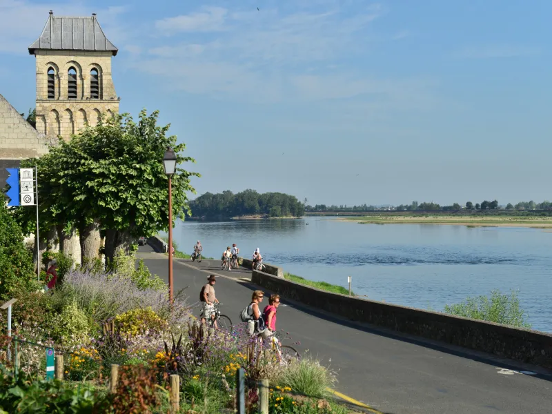 Cyclists on the banks of the Loire in Le Thoureil