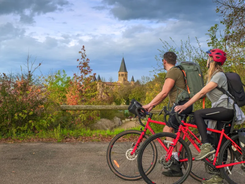 Paray-le-Monial cyclistes devant le Sacré Coeur