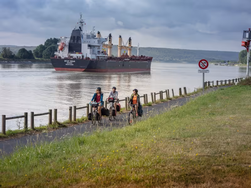 Sur la voie verte de La Seine à Vélo vers Rives-en-Seine