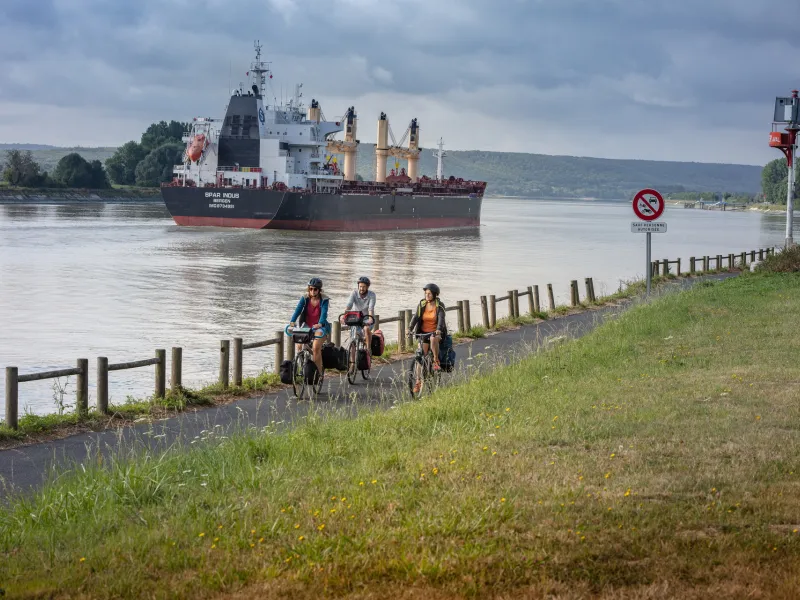 Sur la voie verte de La Seine à Vélo vers Rives-en-Seine 
