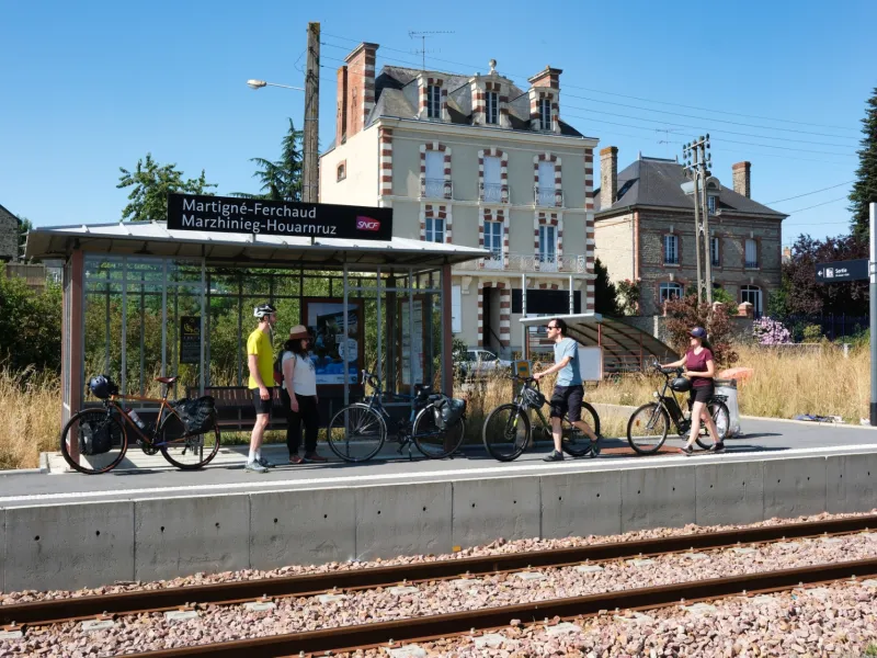 Cyclistes en gare