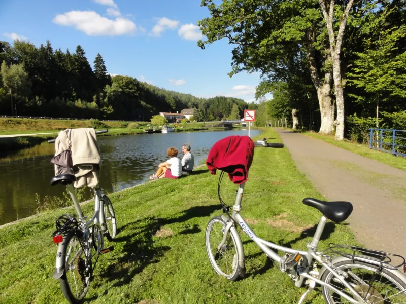 Cyclistes au bord du canal des Vosges
