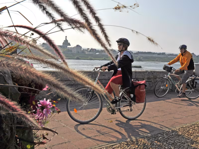 Cyclotouristes en bord de Loire - Blois